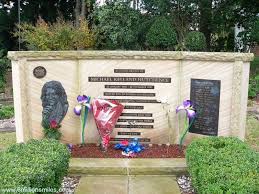 Michael Hutchence Memorial Grave Northern Suburbs Memorial Gardens And Crematorium Sydney Australia Michael Hutchence Memorial Statues Famous Graves