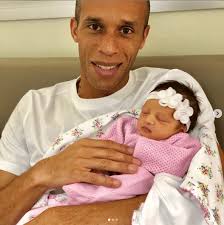 Miranda comemora nascimento de Sara, sua primeira filha