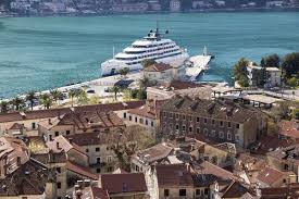 Emerald Azzurra vs. Scenic Eclipse: Super Yacht Cruises