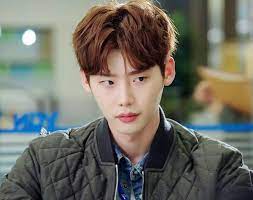 Satu sisi rambut diurai kebelakang sisi yang. 18 Gaya Rambut Belah Tengah Korea Yang Lagi Ngetrend Gaya Rambut Pendek 2021