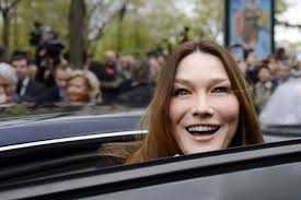 Übertreibt es Carla Bruni-Sarkozy mit dem Botox?