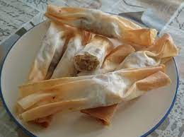 In una pentola versate 1 cucchiaio di farina di riso, 1 cucchiaio di zucchero ed 1 tuorlo. Ricetta Caramelle Di Carta Di Riso Dolcidee