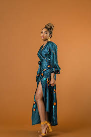 Couture africaine homme robes de mariée africaine robe africaine fillette mode africaine femme robe en pagne wax haut en pagne tissu pagne portefeuille michael kors modele pagne femme 334 african print/ankara blazer top Robe Portefeuille En Soie Jesha Ankara Par Exnative Robes Longues Afrikrea