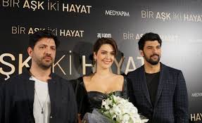 Engin akyürek ve bergüzar korelin başrollerini oynadıkları film. Bir Ask Iki Hayat Oyunculari Hayranlariyla Bulustu