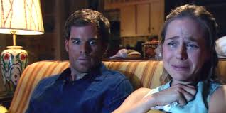 Digamos que a Rita descobre que o Dexter é um assassino em série e quer  contar para a polícia. O Dexter a mataria por causa da primeira regra do  código, ou ele