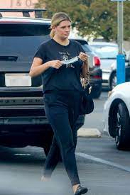 She is alluded to as a model as well. Mischa Barton Grocery Shopping At Vons In La 10 06 2020 Celebmafia