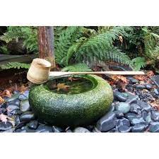 louche en bambou appele hishaku pour accompagner le chozubachi qui compose le tsukubai dans le jardin japonais element de decor jardin japonais bambou jardins