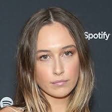 Elsie Hewitt's Instagram, Twitter & Facebook