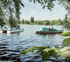 Auch In Der Grossstadt Hamburg Kann Man Wasser Und Natur Geniessen Zum Beispiel Einfach Mal Ein Tretboot Ausleihen Und Uber Die Alster Und Ihre Canal Structures