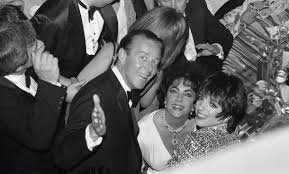 Benannt nach dem amerikanischen designer roy halston frowick, schafft die h by halston kollektion eine glamouröse verbindung. Netflix Tipp Halston Die Neue Mini Serie Uber Den Modedesigner