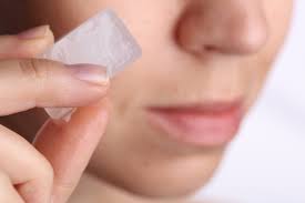 Ketika pori kulit membesar, produksi minyak yang keluar melalui celah tersebut bisa merusak atau melunturkan riasan. Manfaat Es Batu Untuk Wajah Lebih Cerah Secara Alami