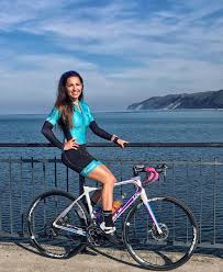 Bild Konnte Enthalten 1 Person Steht Ozean Himmel Fahrrad Im Freien Natur Und Wasser Cycling Women Cycling Girls Bicycle Girl