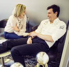 Wolff startete seine motorsportkarriere 1992 in der österreichischen formel ford. Susie Und Toto Wolff Toto Ist Manchmal Sehr Hart Zu Mir Welt