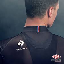 Après avoir ouvert un atelier de bonneterie, il décida de créer des maillots pour le cyclisme, puis pour le football et le rugby. Infos Velo Le Coq Sportif Nouvelles Collections