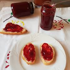 Aceasta dulceata de mure savuroasa, suculenta, cu o culoare deosebita este sigur una din preferatele tuturor. Reteta Gem De Zmeura Fara Seminte