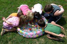 Nov 26, 2020 · juegos para niños de 3 a 5 años al aire libre el contacto con la naturaleza es algo imprescindible del ser humano y muy importante para los niños y niñas. 20 Ideas Geniales Para Este Verano Juegos Para Ninos Al Aire Libre Juegos De Verano Al Aire Libre Juegos Al Aire Libre