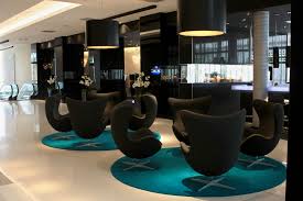Modern Hotel Lobby Furniture On Round Carpet And Sleek Floor Plus Interesting Lighting Lobby Design Modern Office Lobby Furniture Office Furniture Design