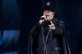 Amo la vita e perciò potrei tornare nuovamente / e inconsapevolmente. Scaletta Renato Zero Tour 2017 Tutte Le Canzoni Del Concerto