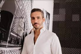 Johnny Abraham, ejemplo de que una misión también puede monetizarse