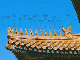 飞檐 fei yan 是 中国传统建筑檐部形式 多指屋檐特别是屋角的檐部向上翘起 若飞举之势 常用在亭 台 楼 阁 宫殿 庙宇等建筑的屋顶转角处 四角 翘伸 形如飞鸟展翅 轻盈活泼 所以也常被称为