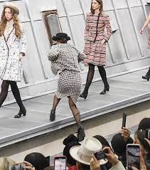 During the chanel spring summer 2020 fashion show, french comedian marie benoliel seeps into the finale, before being kicked out by model gigi hadidparis. Le Oups Du Jour Une Humoriste S Incruste Sur Le Defile Chanel Video Elle Be