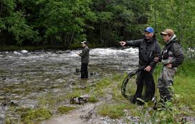 Louis og Bertram stortrives med fluefiske i Toåa