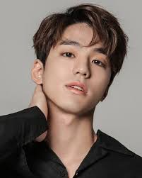 mingue.k Kim Min Kyu pemeran Raja Lee Kyung di drama "Selection: The War  between Women" (Queen, Love and war), tayang desember 2019 sampai Februari  2020. Lesung Pipitnya 🙈😍💕 ga kuaaaat, manisss banget,