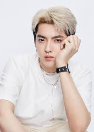 ទោះមិនបានទាក់ទងគ្នាច្រើនឆ្នាំ គ្រាន់លឺ Kris Wu មានរឿង  ឪពុកហោះមកប៉េកាំងភ្លាមៗ ហ៊ានចំណាយលុយឲ្យមេធាវីកាពារក្តី