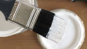 Avec un peu de matériel et pour que la peinture définitive tienne correctement, votre mur doit être sain et propre. Peinture A La Chaux Comment L Appliquer Cote Maison