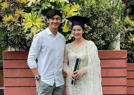 Selamat wisuda kepada diri saya sendiri, terang akun @azzahnan. Posting Momen Wisuda Bareng Caesar Hito Dan Calon Bayi Dalam Kandungan Felicya Angelista Ungkap Rasa Syukurnya Tuhan Ngga Pernah Kasih Setengah Setengah Semua Halaman Hype