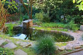 Schwimmteiche bieten an heißen tagen eine willkommene abkühlung. Wasser Im Garten Alternativen Im Uberblick Haas Galabau De