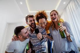 Wenn sie gerne singen, verbringen sie einige zeit unterhaltsam mit unserer großen auswahl an songs mit texten, lustige videos für die ganze familie mit fröhlichen puppen. Bilder Karaoke Zimmer Gratis Vektoren Fotos Und Psds