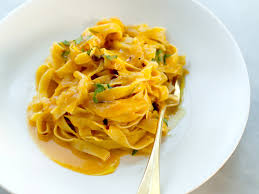 Pasta salsiccia e patate una ricetta veloce semplice e gustosa per un piatto completo di carboidrati proteine e verdure. Tagliatelle Funghi Crema Di Patate Salsiccia E Provola