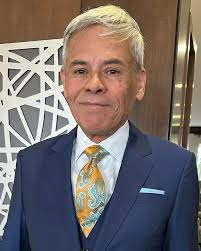 An off-white suit is the perfect canvas for creating a laid-back yet  sophisticated spring look—shown here, effortlessly pulled off by Suitsupply  Style Experts. #Suitsupply #FindYourOwnPerfectFit #Suits #Mensfashion