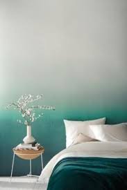 Schlafzimmer In Blau Weicher Farbverlauf Von Petrolblau Zu Weiss Als Wandfarbe Die Gleichen Farben Werden Fur Mobel Und Interi Home Decor Home Bedroom Home