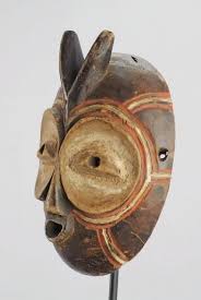 Masque Zoomorphe Hibou Goma Bembe Congo Zoomorphic Owl Mask Les Goma Vivent Un Peu Au Sud Des Bembe Dans L Est Du Congo Ils En Sont Tres Proches Culturellemen