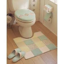 パッチワークのようなトイレマット 淡いパステル調のカラーが居心地の良い空間をつくっています トイレマット 居心地 パッチワーク