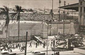 El @secdeportesbaq, @gabrielberdugo, supervisó el desmonte de 9.000 estibas que protegieron el césped e indicó que ahora viene una etapa de adecuación. El Estadio Romelio Martinez Es El El Radar Informativo Facebook