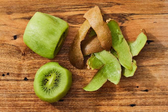Apakah kulit buah kiwi bisa dimakan?
