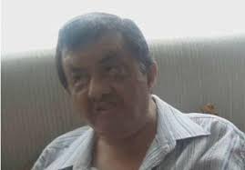 ESTE ES MOSITO RODA....EL QUE ABRAZABA A LAS PELADAS.....EL QUE VENDIA  ROSAS EN LAS DISCOTECAS Y KARAOKES Y SI NO LE COMPRABAN LO HACIA PASAR  VERGUENZA.....ÉL QUE TE DEVIA LLEVAME Y LE