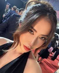 Kelly Roan's Instagram, Twitter & Facebook