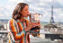Отец привел ее в теннис. Iga Swiatek Poses With French Open Title In Paris With Eiffel Tower As Backdrop In Pictures The National