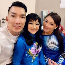 Tuổi 74, danh ca Hoàng Oanh vẫn trẻ đẹp, hạnh phúc bên chồng nhạc sĩ