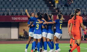 Além disso, tem a melhor jogadora do mundo, marta, camisa 10 e eleita por 5 anos seguidos pela fifa (de 2006 a 2010) e mais uma vez em 2018 como a melhor jogadora de futebol do planeta. O61w1 Wbebs34m