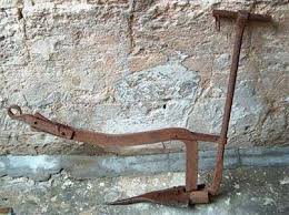 المحراث او عود الحراث آلة يدوية تجرها الدواب، استعملها الفلاح لحرث وتقليب  التربة، وجعلها على اخاديد، من اجل اعدادها للزراعة. ويربط المحراث الى  الدابة، بواسطة الشرعة، وعند الحراثة على دابتين يربط المحراث