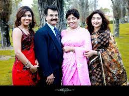 Indian Family Photoshoot Ideas Family Portrait Poses Family Photoshoot Portrait Poses