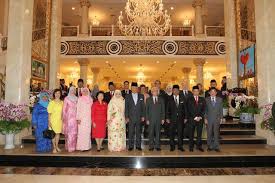 Kebaikan dan keburukan media sosial kepada institusi kekeluargaan; President Tony Tan And His Wife Mrs Mary Tan Posing For A