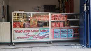 Sejak pagi buta, andri dibantu para pekerjanya membuat sendiri adonan roti di pabrik sederhana ini. Rekomendasi Oleh Oleh Murah Dan Nikmat Dari Semarang