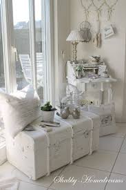 L'arredamento in stile shabby chic deriva essenzialmente da elementi del passato, antichi che vengono effettivamente riciclati. 6 Idee Creative Per Un Baule In Stile Shabby Chic Provenzale E Country Arredamento Provenzale Shabby Chic Interiors Shabby Chic Living Chic Living Room