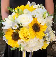 25 Amazing Sunflower And Rose Bouquet Weddingtopia Sunflower Wedding Bouquet Wedding Flowers Sunflowers Yellow Wedding Flowers